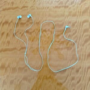 Ear Buds in White - great for airplanes!